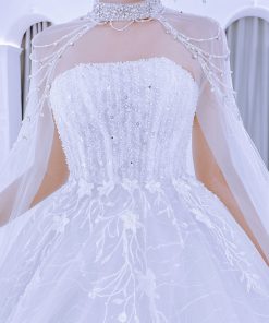 Chi tiết vòng cổ của váy cưới có áo choàng rời