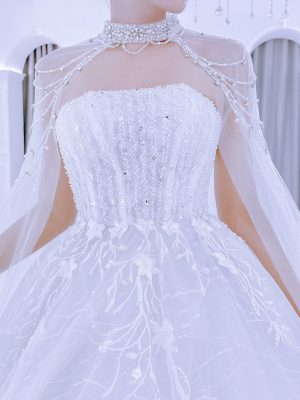 Chi tiết vòng cổ của váy cưới có áo choàng rời