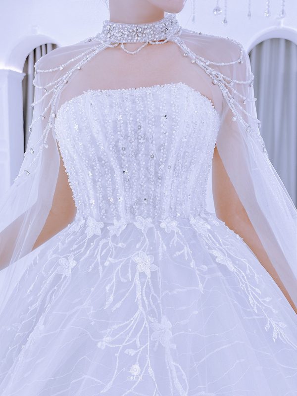 Chi tiết vòng cổ của váy cưới có áo choàng rời