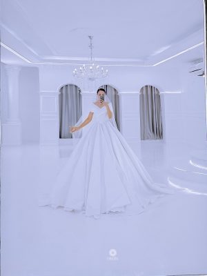 Chi tiết thân áo của váy cưới satin trễ vai