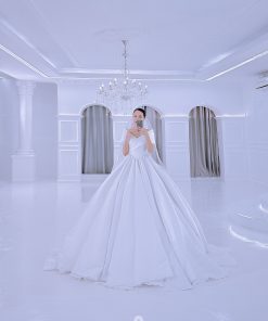 Cô dâu mặc váy cưới satin trễ vai Nữ Thần Tối Giản của Green Studio