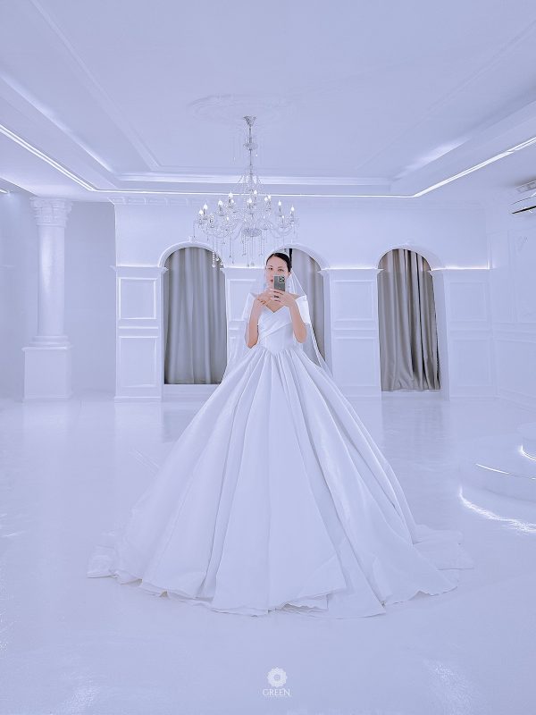 Cô dâu mặc váy cưới satin trễ vai Nữ Thần Tối Giản của Green Studio