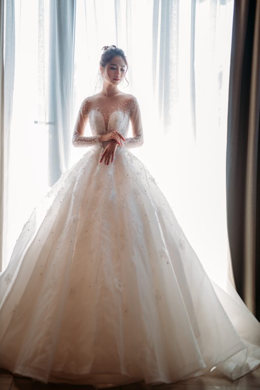 váy cưới đính ngọc trai