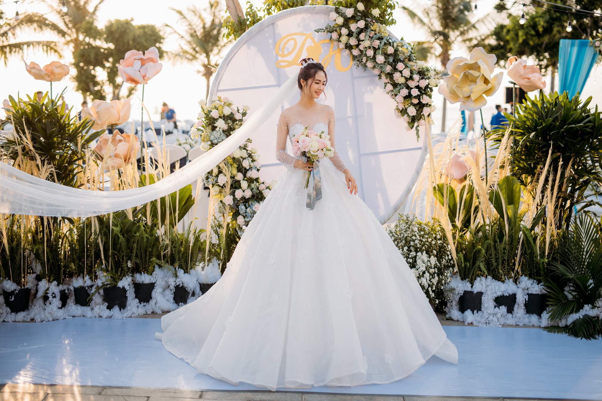 Chiếc váy cưới được cô dâu sở hữu trở thành tâm điểm của buổi tiệc.