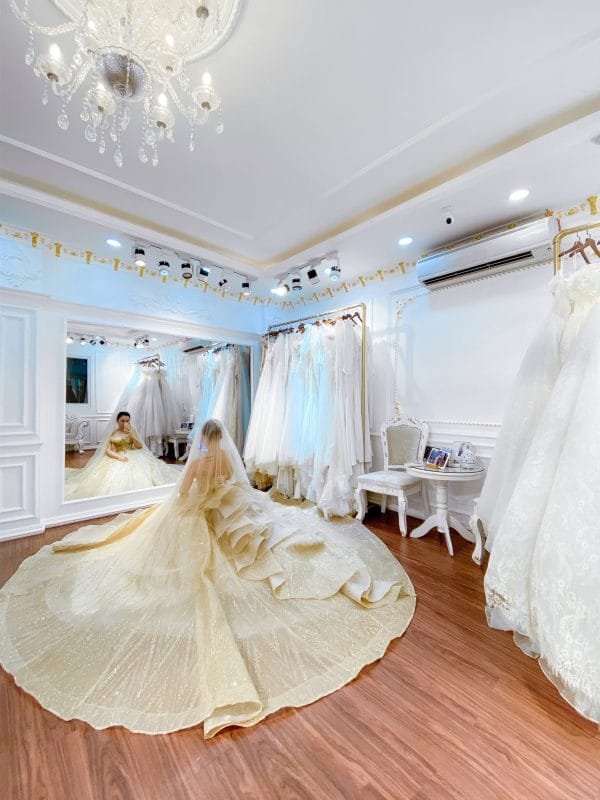 váy cưới màu vàng đồng