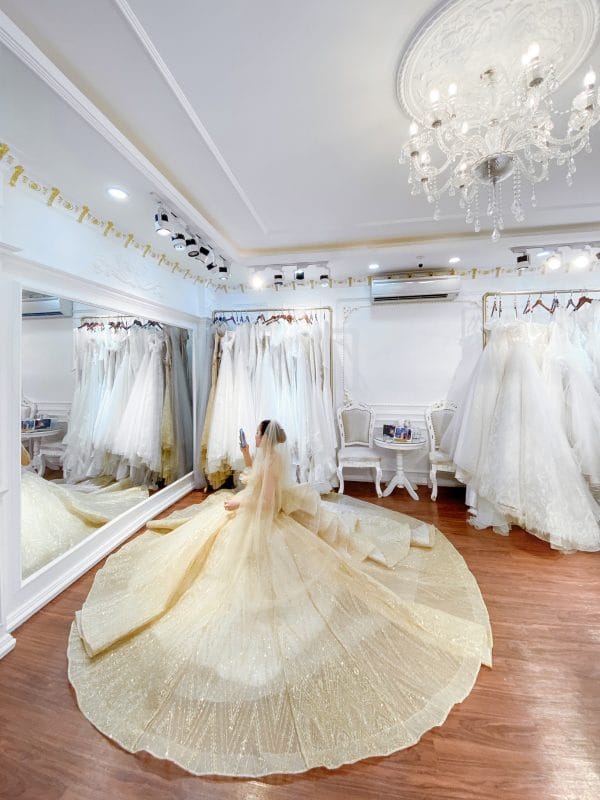 váy cưới màu vàng đồng