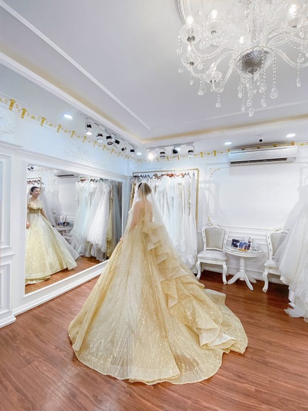 váy cưới màu vàng đồng