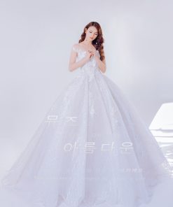 váy cưới ren lấp lánh