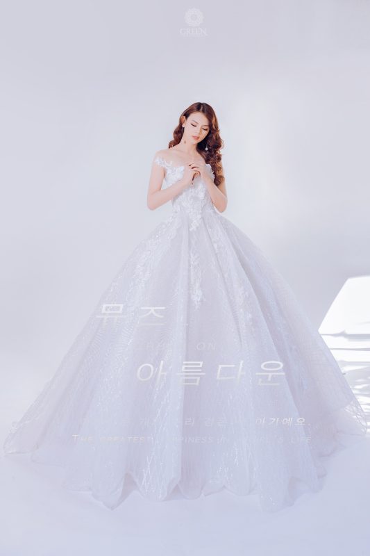 váy cưới ren lấp lánh