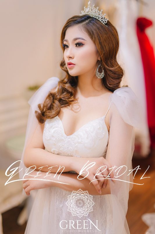 váy cưới voan xẻ tà