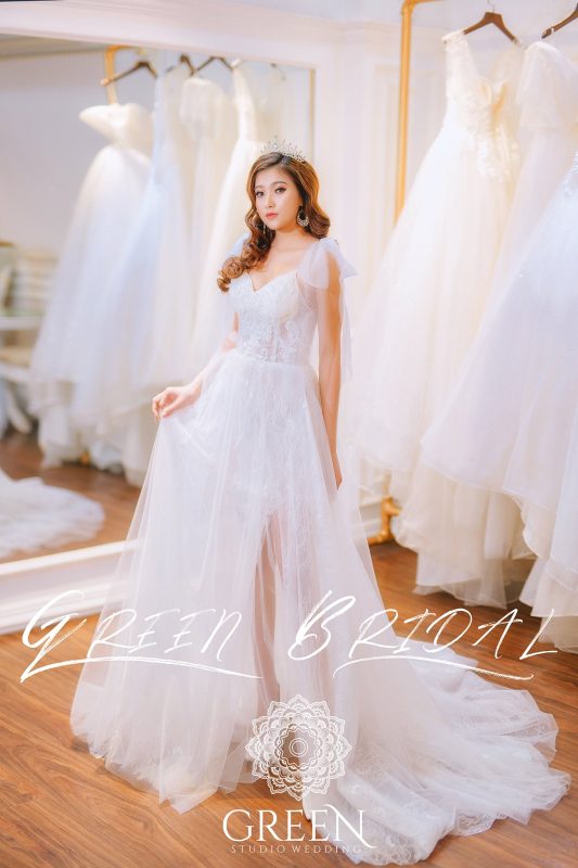 váy cưới voan xẻ tà