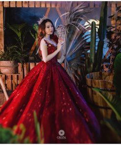 Nàng dâu mặc váy cưới màu đỏ quyền lực của Green Studio