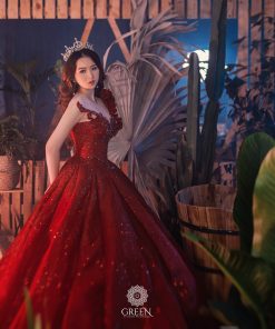 Nàng dâu mặc váy cưới màu đỏ quyền lực của Green Studio