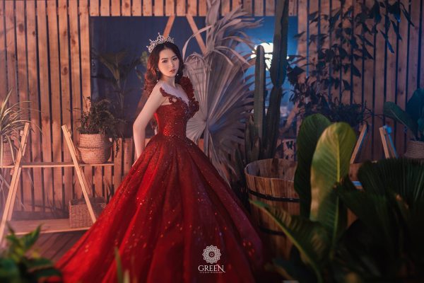 Nàng dâu mặc váy cưới màu đỏ quyền lực của Green Studio