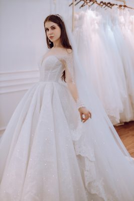 Cô dâu mặc váy cưới công chúa lấp lánh Elara của Green Studio