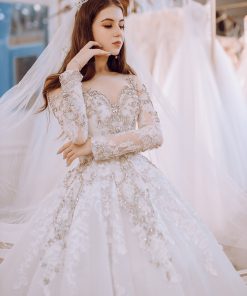 Cô dâu mặc váy cưới công chúa tay dài Nữ Thần Ánh Trăng của Green Studio