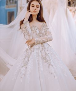 Cô dâu mặc váy cưới công chúa tay dài Nữ Thần Ánh Trăng của Green Studio