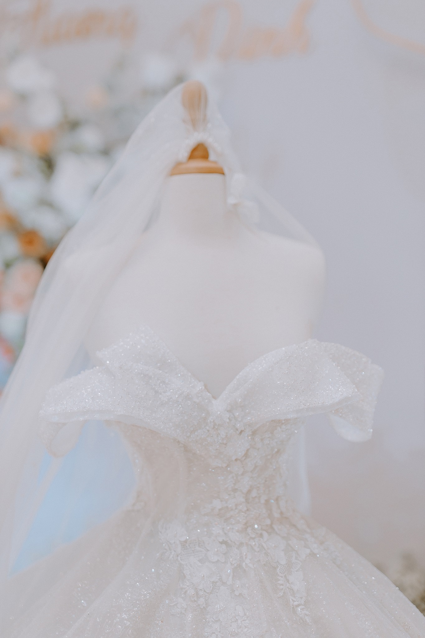 Cô dâu hạnh phúc trong ngày cưới với váy may đo từ Green Studio