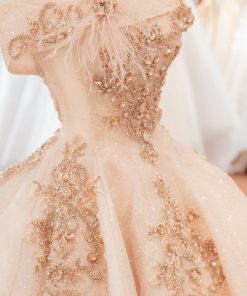 Chi tiết đính kết trên thân áo váy cưới màu vàng hồng