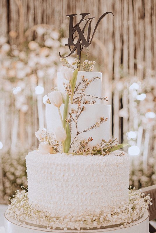 chọn bánh cưới