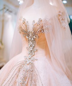 Chi tiết đính kết trên thân áo của váy cưới đính đá cao cấp]