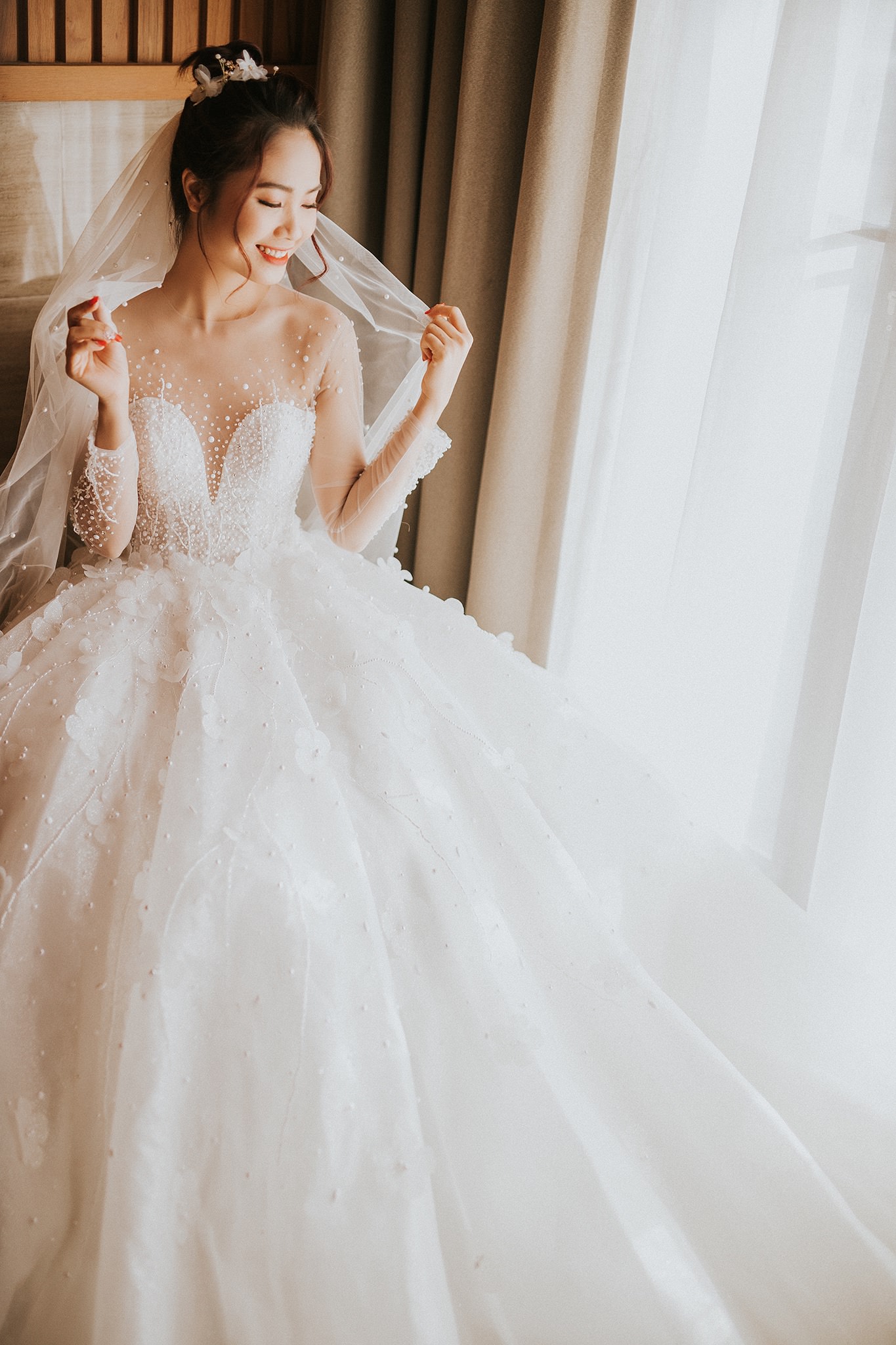 Khoảnh khắc hạnh phúc khi cô dâu chính thức sở hữu chiếc váy cưới trong mơ.