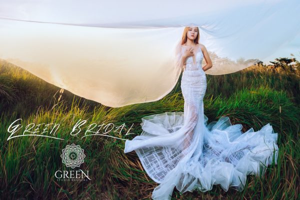 Cô dâu mặc váy cưới đuôi cá xuyên thấu Nàng Thơ Đồng Cỏ của Green Studio