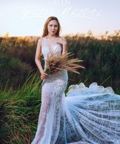 Cô dâu mặc váy cưới đuôi cá xuyên thấu Nàng Thơ Đồng Cỏ của Green Studio