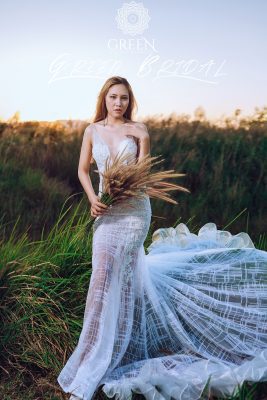 Cô dâu mặc váy cưới đuôi cá xuyên thấu Nàng Thơ Đồng Cỏ của Green Studio
