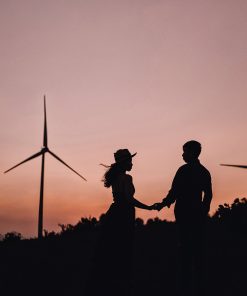 Hình ảnh một cuốn sổ lập kế hoạch cưới chi tiết, là công cụ không thể thiếu cho các cặp đôi.