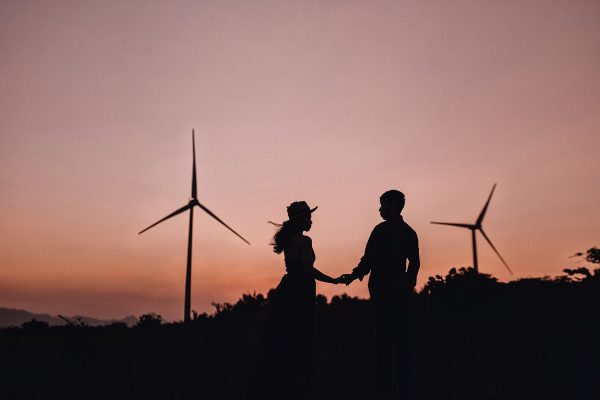Hình ảnh một cuốn sổ lập kế hoạch cưới chi tiết, là công cụ không thể thiếu cho các cặp đôi.