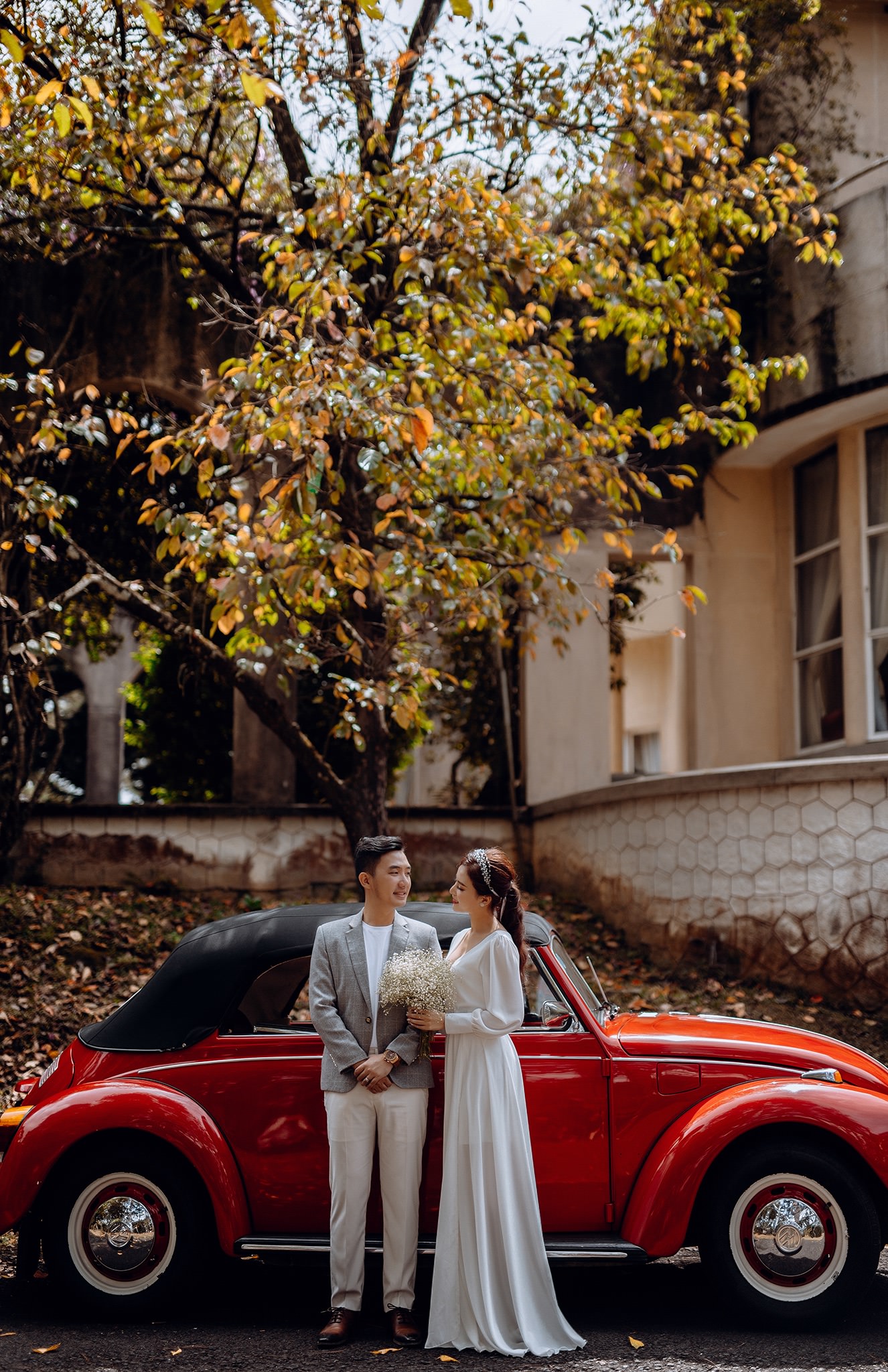 Ekip chụp ảnh cưới Đà Lạt chuyên nghiệp của Green Studio đang set up cho concept chụp ảnh với xe cổ.