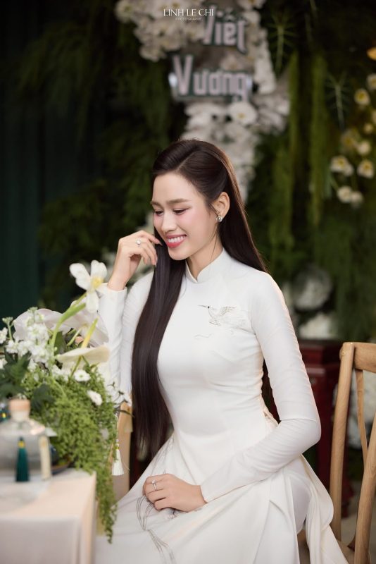 Vẻ đẹp tinh khôi và thanh lịch của áo dài ăn hỏi màu trắng, lấy cảm hứng từ Hoa hậu Đỗ Hà.