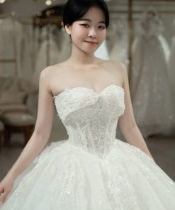 Cô dâu mặc váy cưới cúp ngực lấp lánh Green Studio