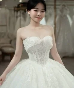 Cô dâu mặc váy cưới cúp ngực lấp lánh Green Studio