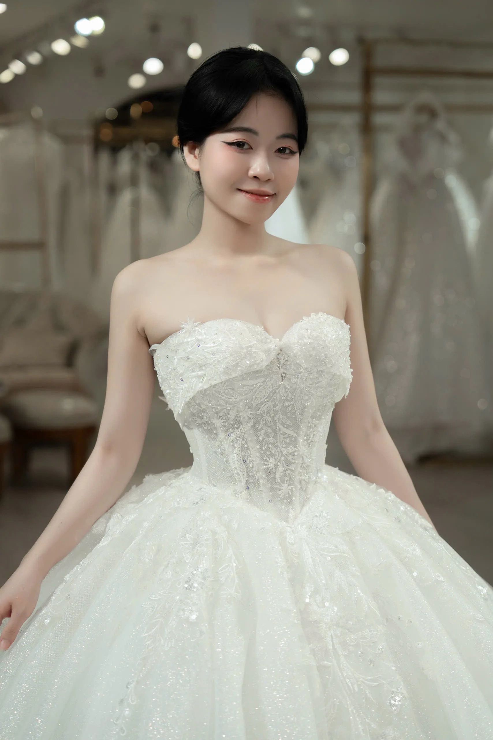 Cô dâu mặc váy cưới cúp ngực lấp lánh Green Studio